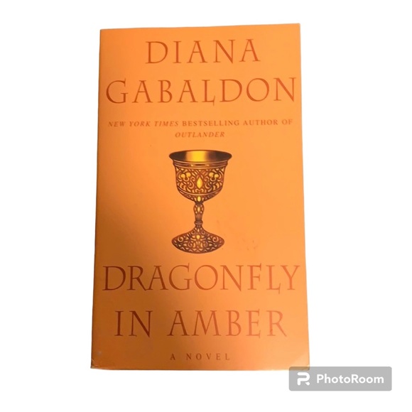 4/$20 | Softcover Novel | Dragonfly in Amber • Diana Gabaldon - Picture 1 of 2